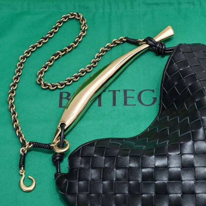 Batch 1860 Bv2024 early spring new product ⛓️Chain SARDINE 💙 Upgraded chain shoulder strap ⛓️ Chic and high-end, showing the fashion taste of urban women! Metal handles and classic weaving are combined together to perfectly integrate art and elegance. Through exquisite craftsmanship, new sardine-shaped handles are cast, and the brass material is the finishing touch. Each handle has a unique light-floating effect. The top-grade sheepskin material is woven to create a half-moon-shaped bag body, which has a fleshy touch and satisfies the preferences of those who pay attention to details. It is the most outstanding fashionable item for any occasion! 💕 Size: 33x20x4, Model: 6768#